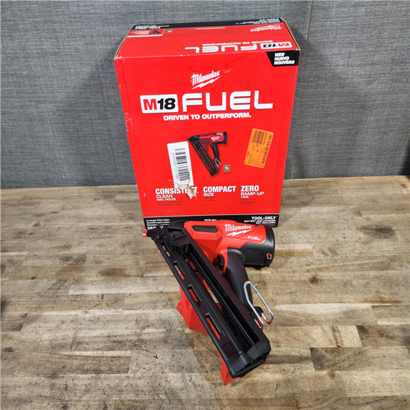 HOUSTON LOCATION - AS-IS (APPEARS LIKE NEW) Milwaukee 2839-20 M18 FUEL 15 Ga. 18 Volt Brushless Angled Finish Nailer (TOOL ONLY)