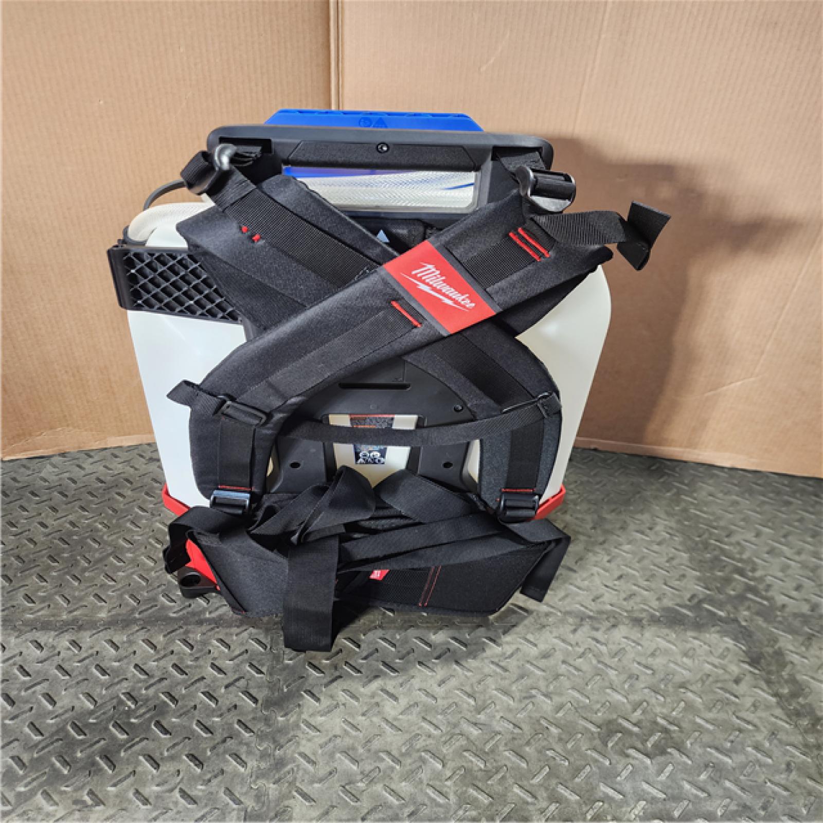 HOUSTON LOCATION - AS-IS (APPEARS LIKE NEW) Milwaukee Tool M18 4-Gallon Water Supply Kit W/ SWITCH TANK 3019-21WS