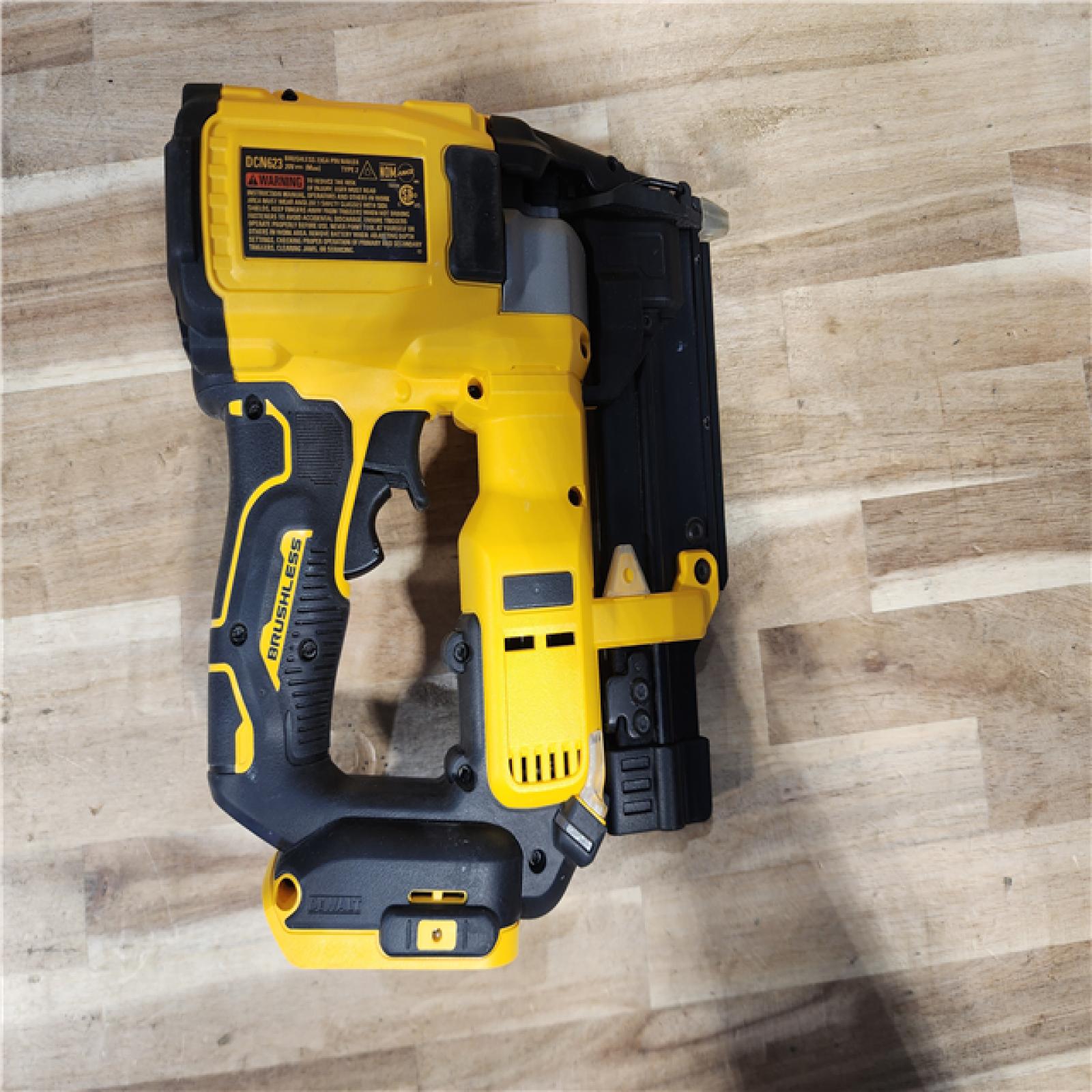 HOUSTON LOCATION - AS-IS DEWALT ATOMIC 20V MAX Lithium Ion Cordless 23 Gauge Pin Nailer Kit