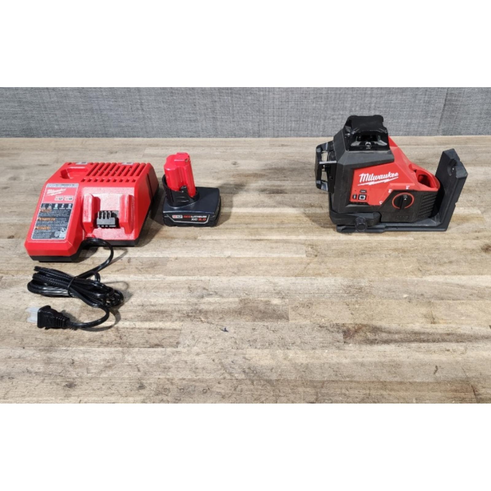 HOUSTON LOCATION - AS-IS Milwaukee-3632-21 M12 Green Beam Laser 360° 3-Plane Kit