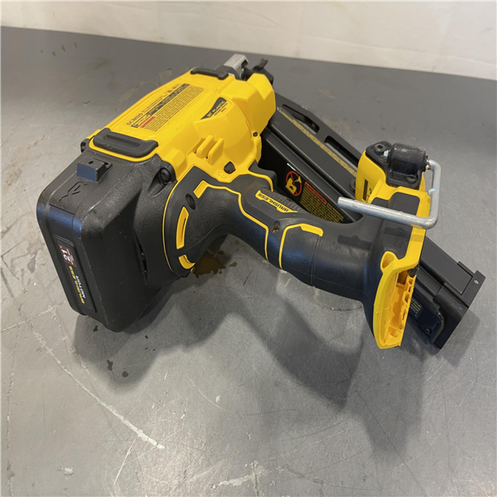 AS-IS - DEWALT 20-Volt 21° Cordless Framing Nailer