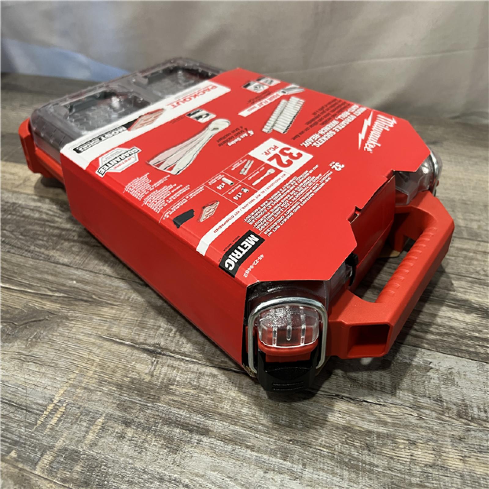 NEW - Milwaukee 3/8 in. Drive Metric Ratchet and Socket Mechanics Tool Set with PACKOUT Case (32-Piece)