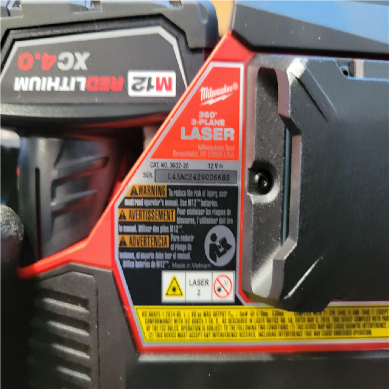 CALIFORNIA AS-IS MILWAUKEE M12 GREEN 360° 3-PLANE LASER KIT