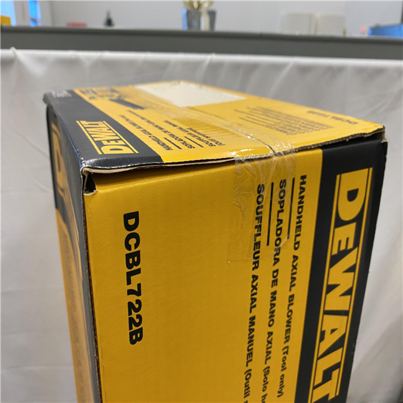 NEW - DEWALT 20V MAX 125 MPH 450 CFM Brushless Cordless Handheld Leaf Blower with Concentrator Nozzle (Tool Only)