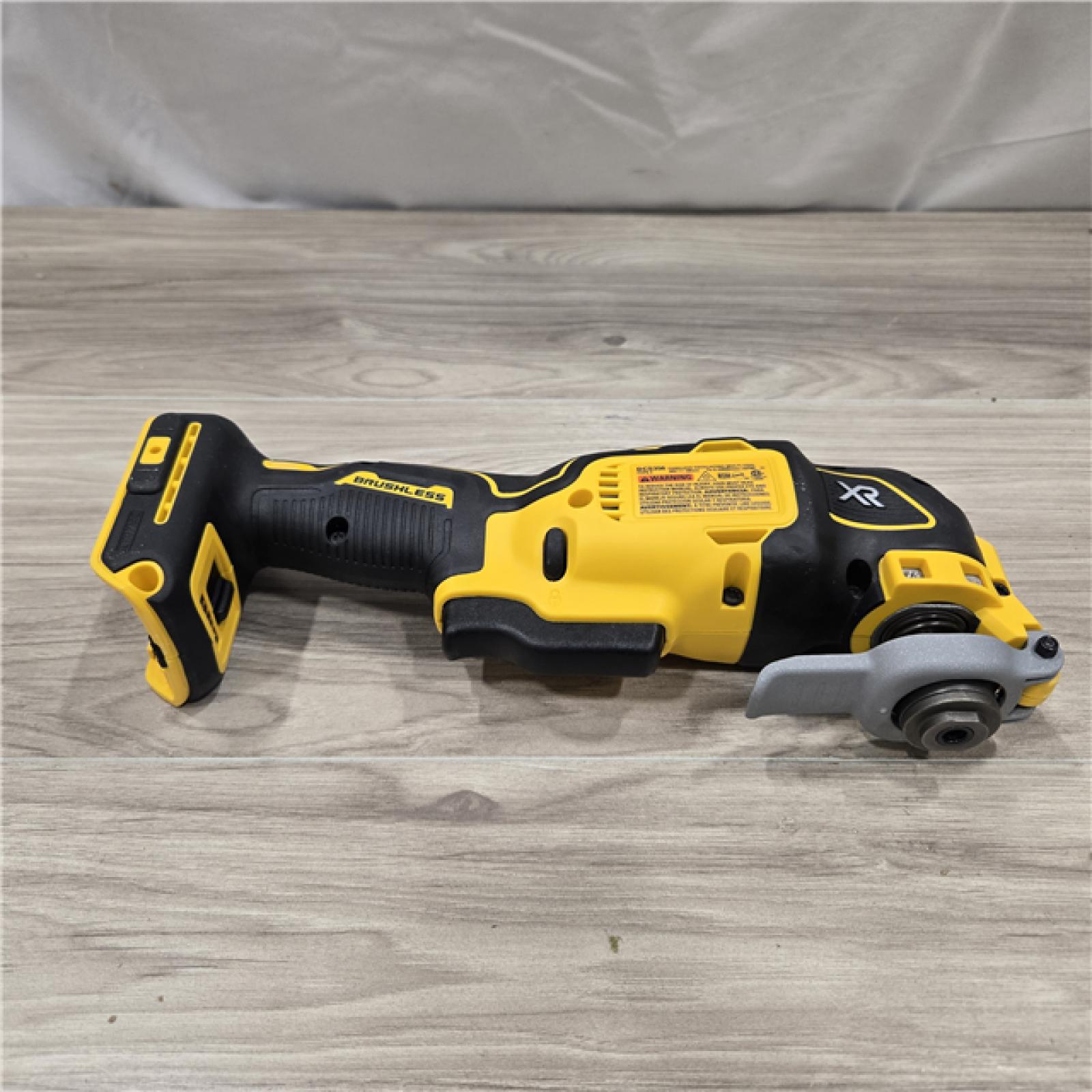 AS-IS DEWALT Cordless 3-Speed Oscillating Multi Tool Kit