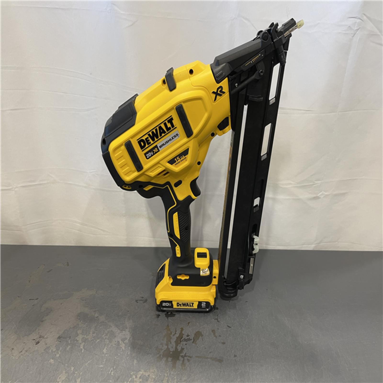 AS-IS - DEWALT 20V MAX XR Lithium-Ion Cordless 2-1/2 in. 15-Gauge Finish Nailer Kit