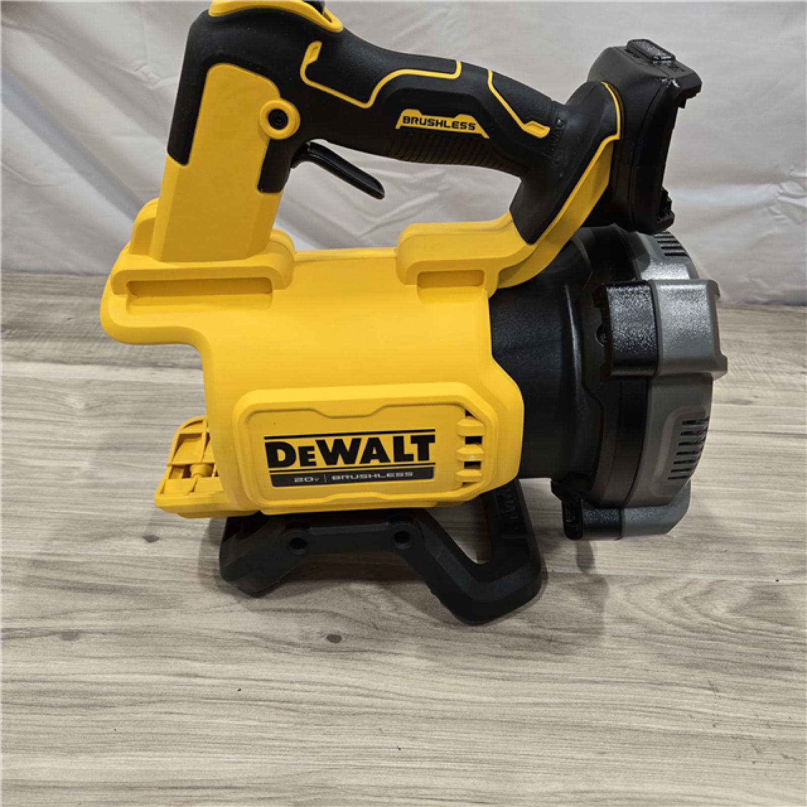 LIKE NEW! - DeWalt Brushless Cordless Battery Powered Handheld Leaf Blower KIT