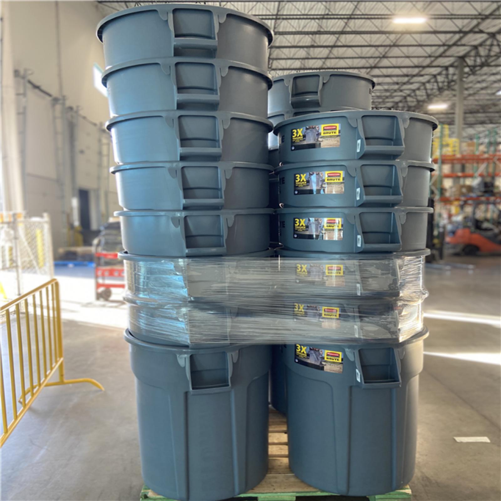 DALLAS LOCATION - Rubbermaid Commercial Products BRUTE 44 Gal. Grey Vented Plastic Outdoor Trash Can - 26 UNITS