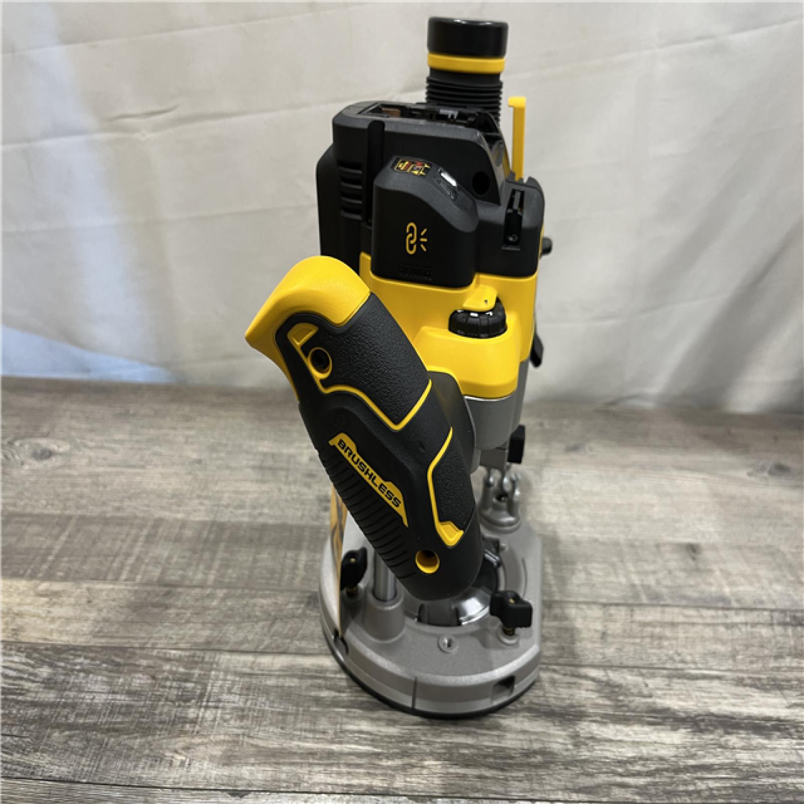 AS-IS DEWALT 20V MAX XR 2-1/4 Peak HP Brushless Cordless Plunge Router (Tool Only)