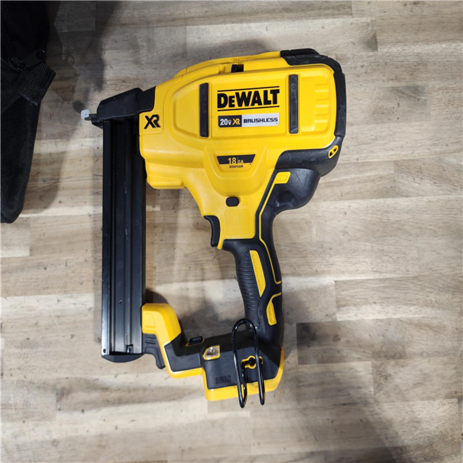 HOUSTON LOCATION - AS-IS DeWALT DCN681D1 20-Volt MAX 18ga Cordless Brushless Narrow Crown Stapler Kit