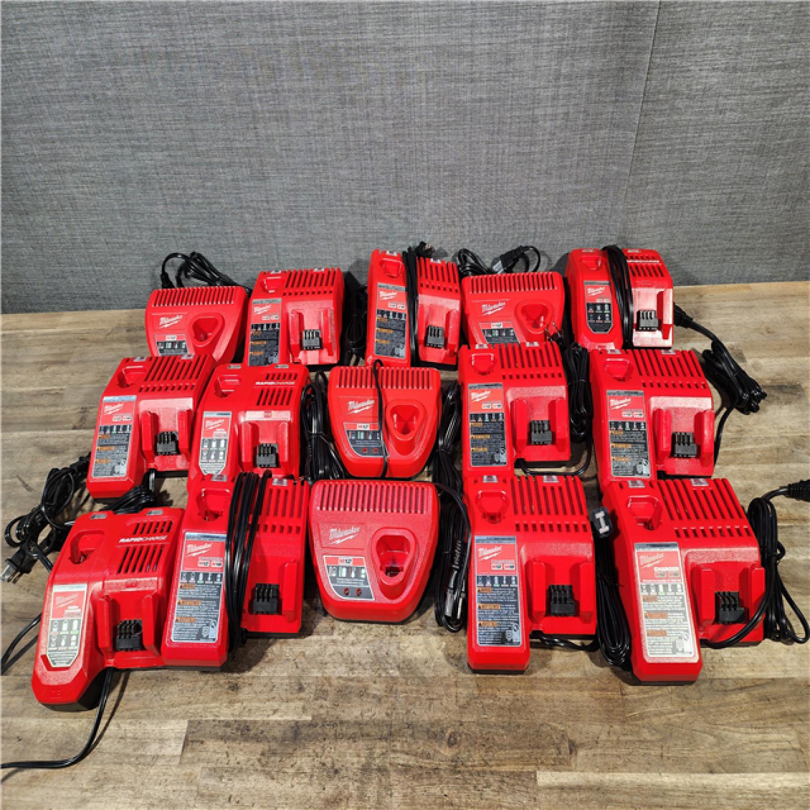 HOUSTON LOCATION - AS-IS MILWAUKEE BATTERY CHARGER PACK QTY - 15