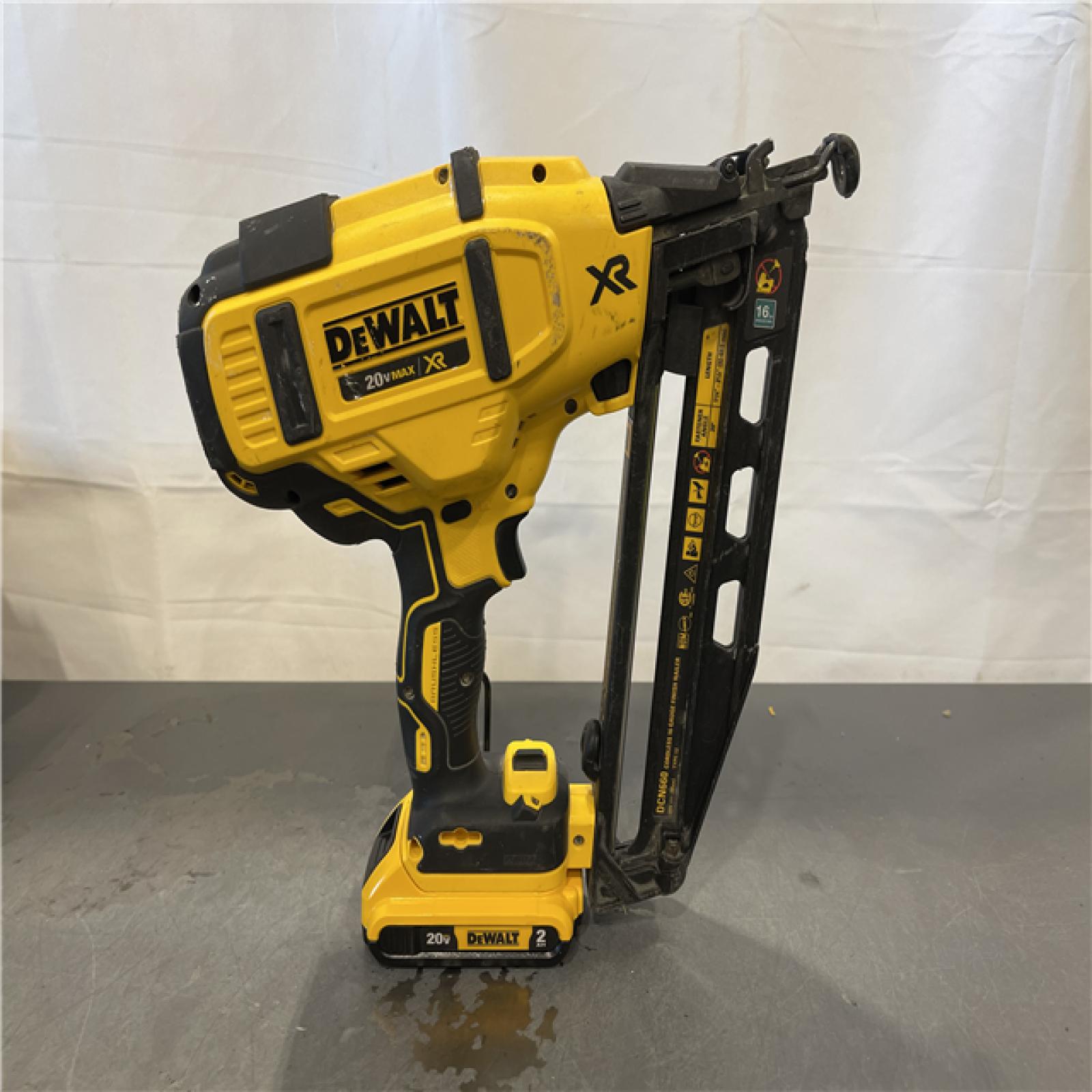 AS-IS - DeWalt 20V MAX XR 16-Gauge Electric Cordless Angled Finishing Nailer Kit