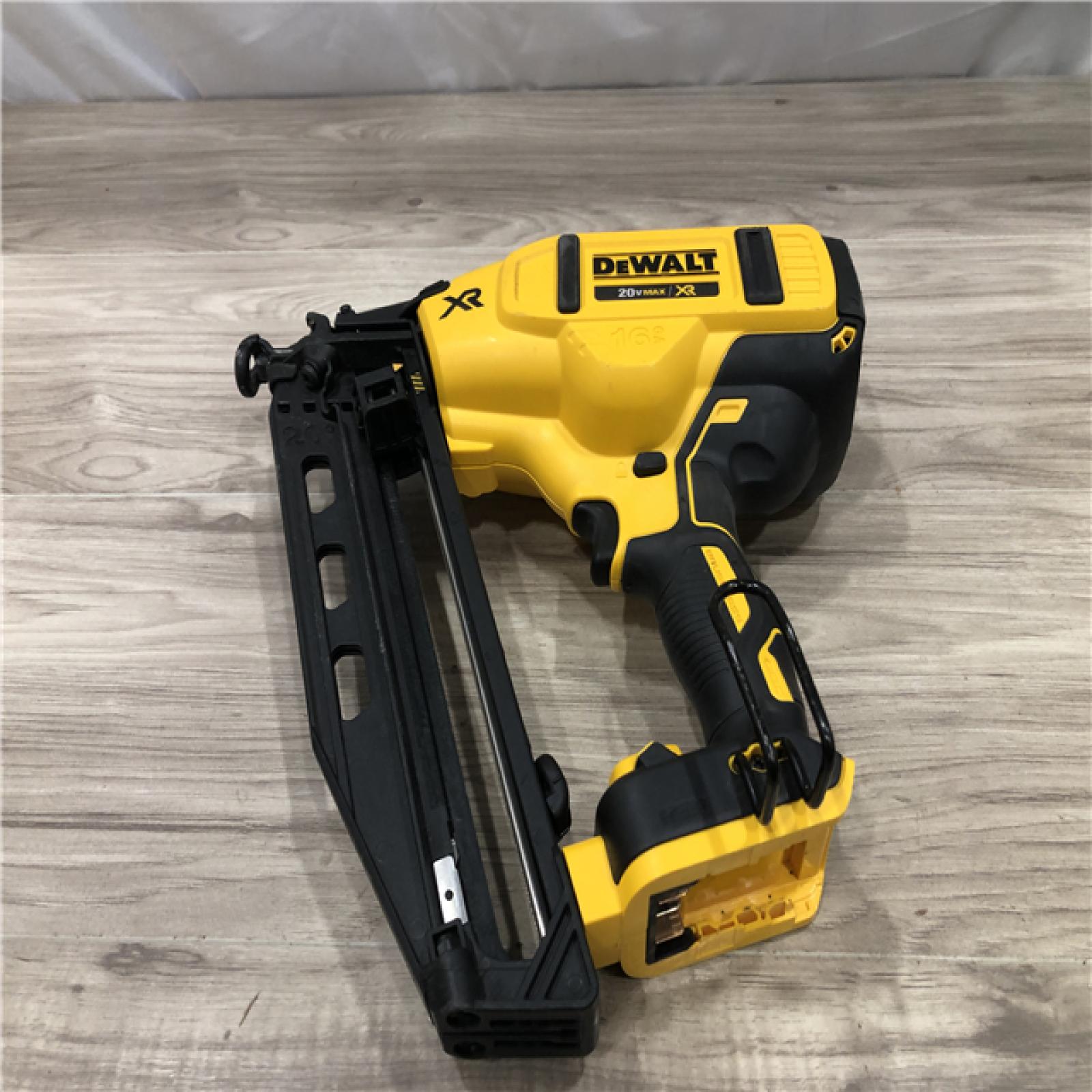 AS-IS DEWALT 20V MAX XR 16-Gauge Electric Cordless Angled Finishing Nailer Kit