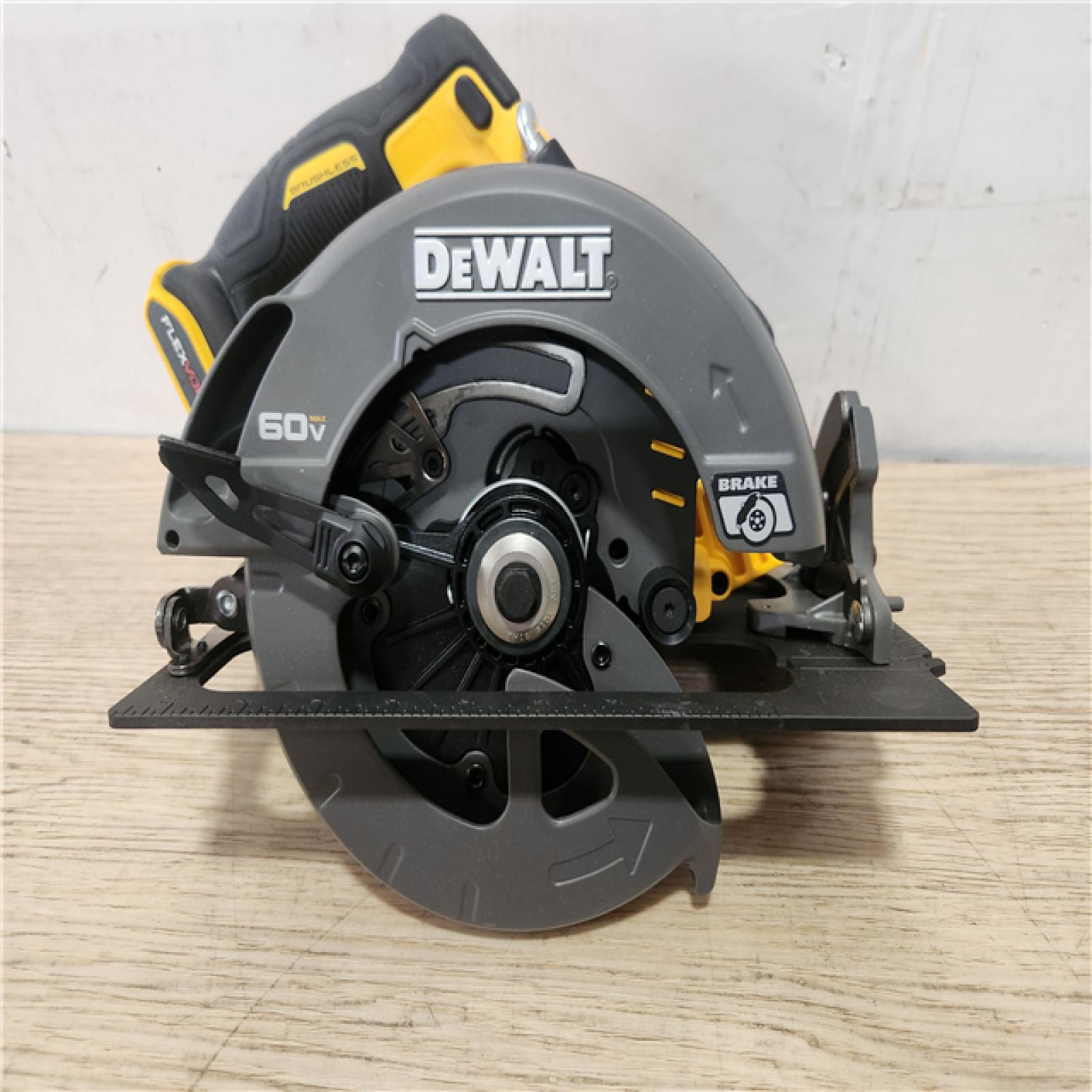 Phoenix Location DEWALT FLEXVOLT 60V MAX Cordless Brushless 7-1/4 in. Circular Saw with Brake (Tool Only)