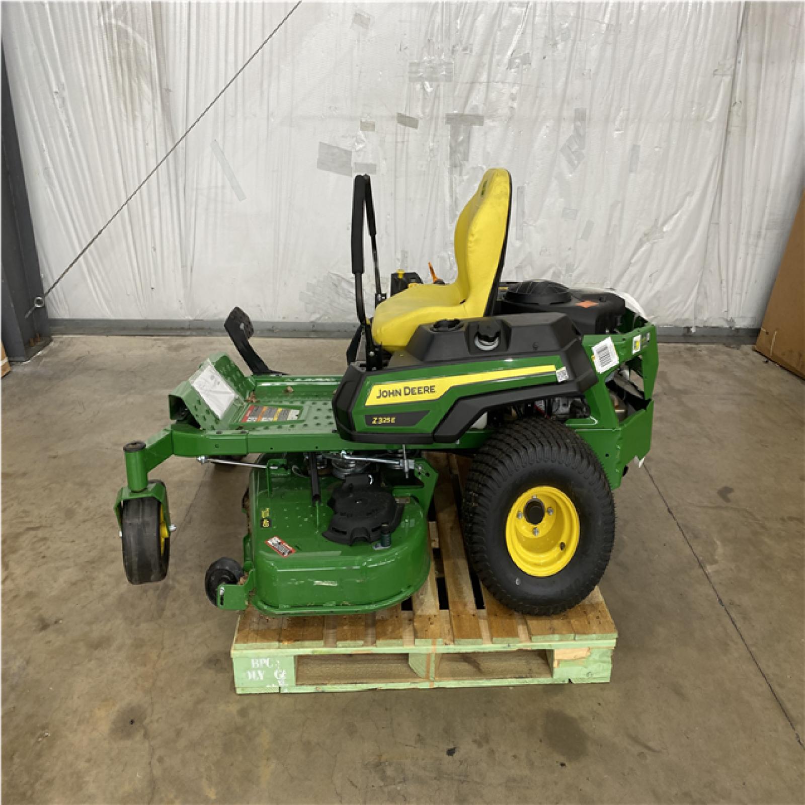 Houston Location - AS-IS Outdoor Power Equipment JOHN DEERE Z 325 E SIT DOWN MOWER