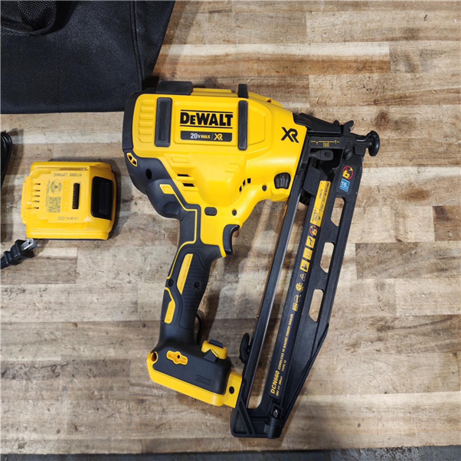 HOUSTON LOCATION - AS - IS DEWALT 20V MAX XR 16-Gauge Electric Cordless Angled Finishing Nailer Kit