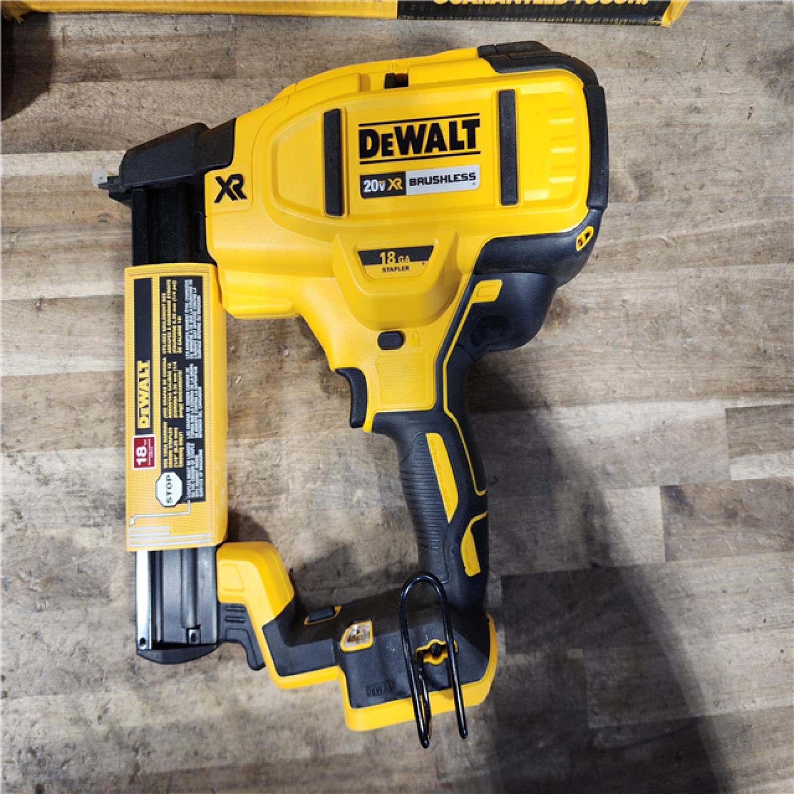 HOUSTON LOCATION - AS-IS DeWALT DCN681D1 20V MAX 18ga Cordless Brushless Narrow Crown Stapler Kit w/ BATTERY & CHARGER