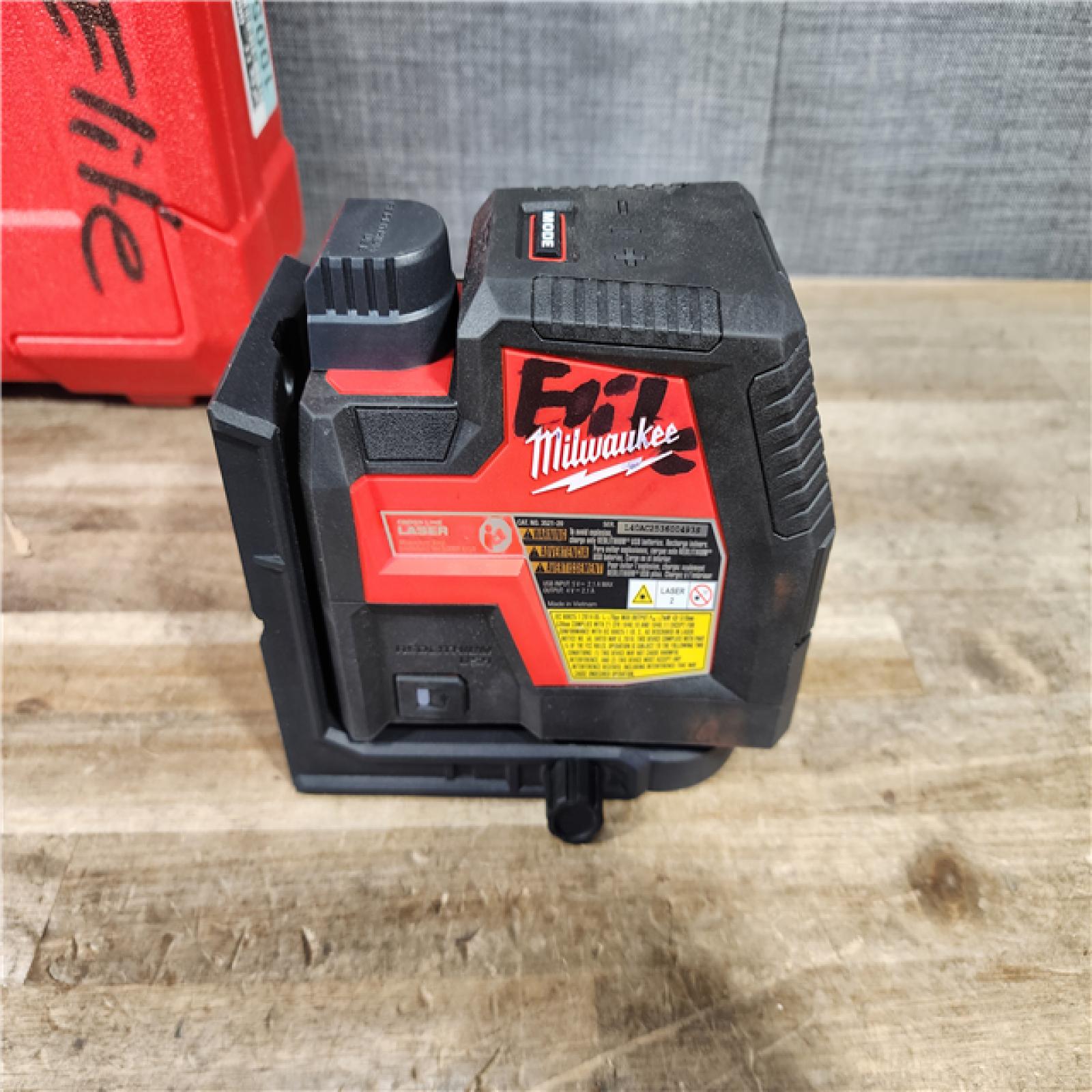 HOUSTON LOCATION - AS-IS Milwaukee 100 ft. REDLITHIUM Lithium-Ion USB Green Rechargeable Cross Line Laser Level Kit
