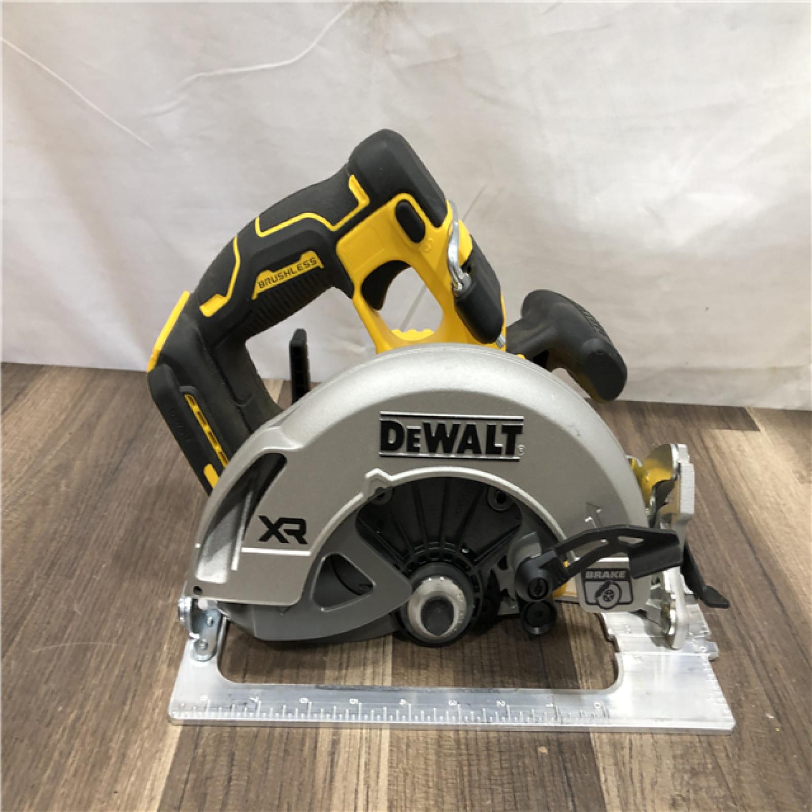 AS-IS DEWALT 20-Volt MAX 7-1/4 in. Cordless Circular Saw (Tool Only)