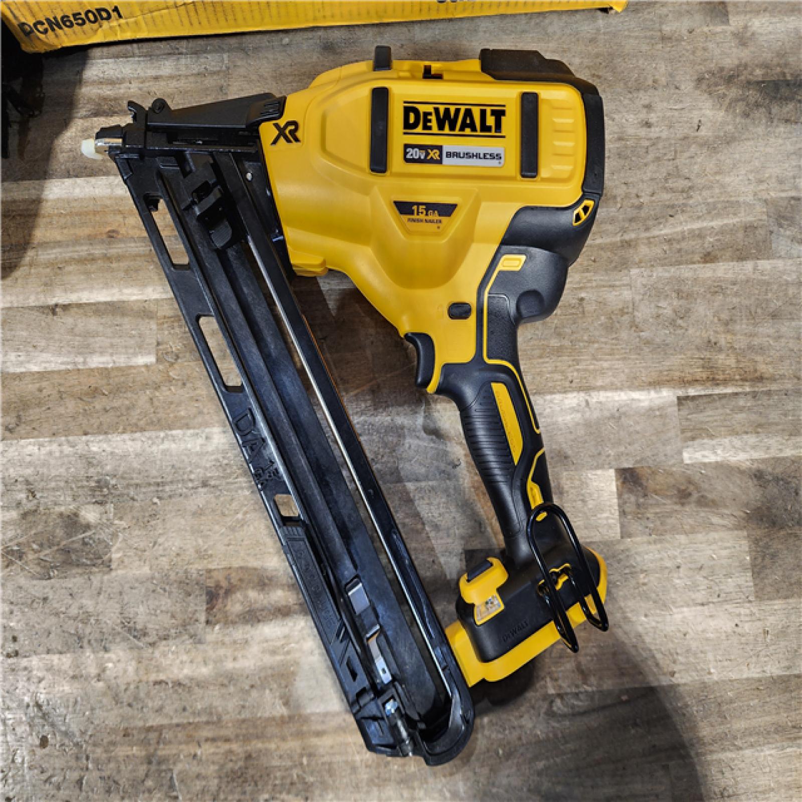 HOUSTON LOCATION - AS-IS DeWalt 15 GA ANGLED FINISH NAILER KIT W/ BATTERY & CHARGER