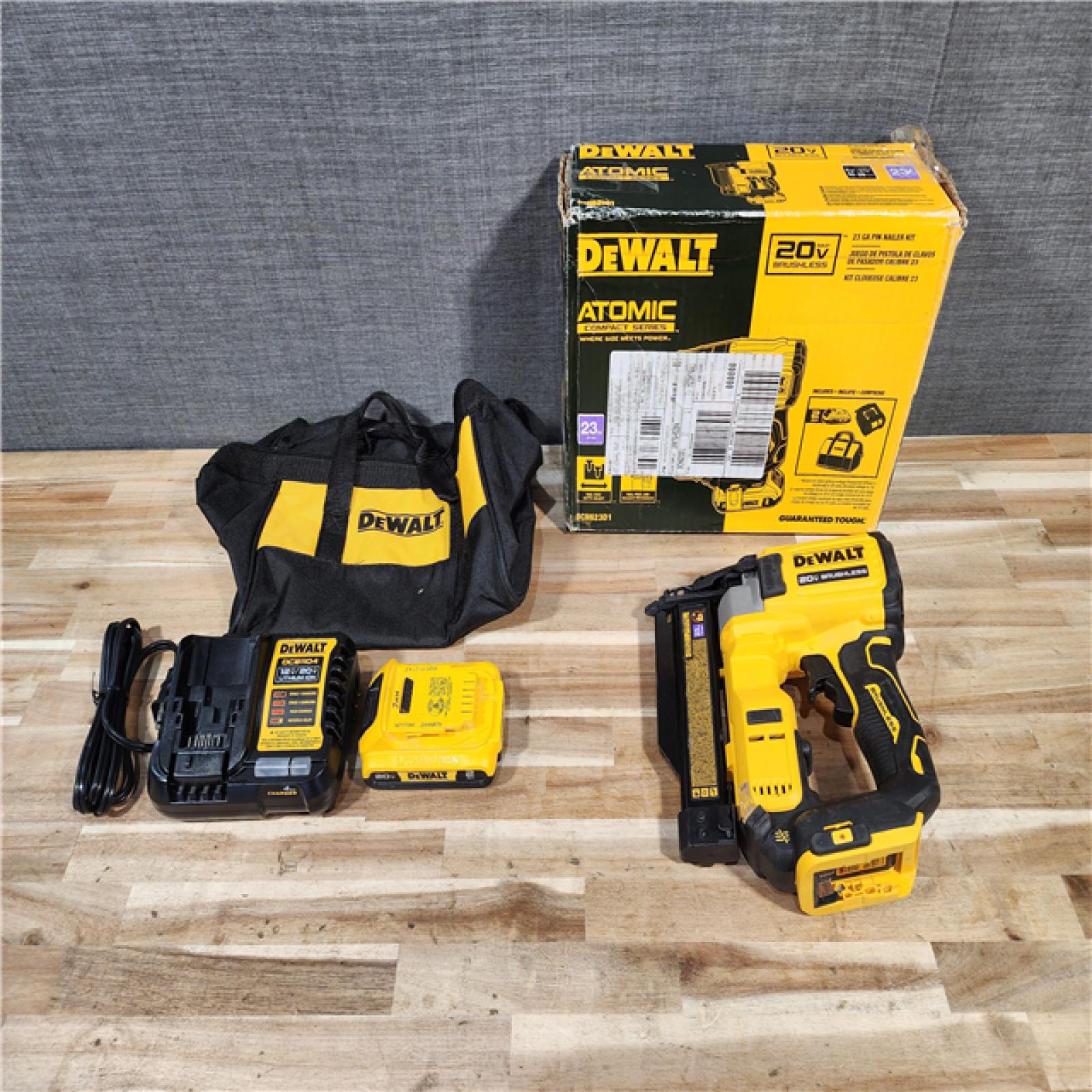 HOUSTON LOCATION - AS-IS DEWALT ATOMIC 20V MAX Lithium Ion Cordless 23 Gauge Pin Nailer Kit