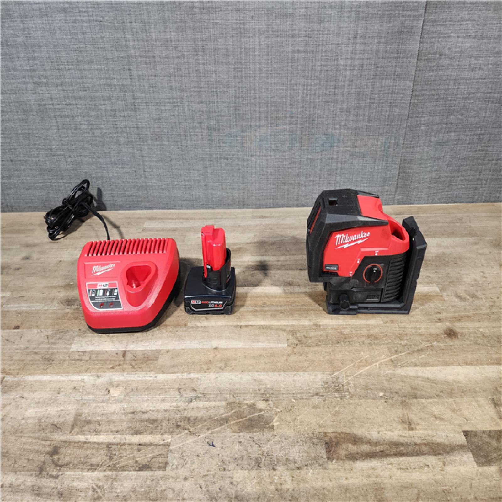 HOUSTON LOCATION - AS-IS Milwaukee Green 125 Ft. Cross Line and Plumb Points Laser Level Kit