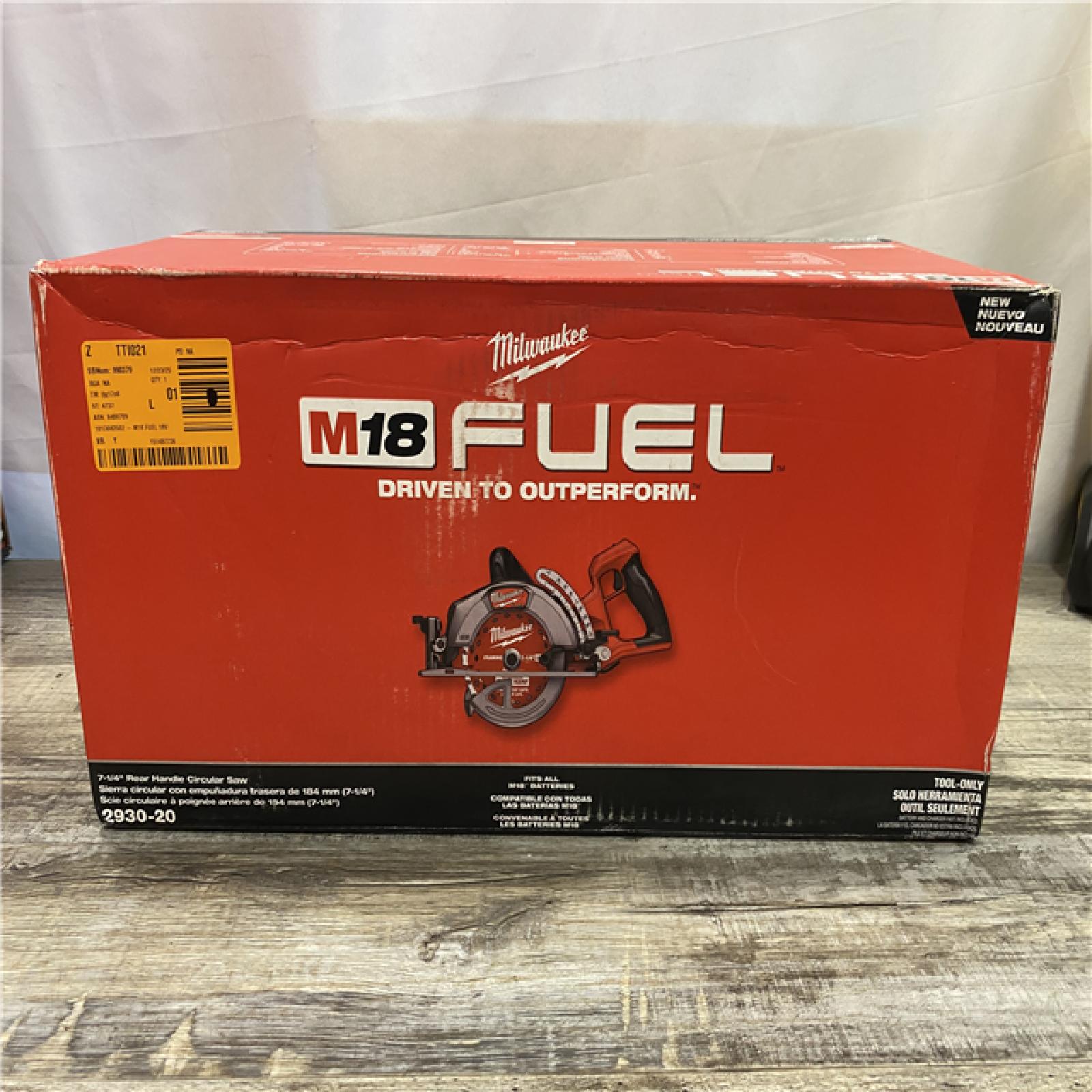 NEW - Milwaukee FUEL 18V Lithium-Ion Cordless 7-1/4 in. Rear Handle Circular Saw (Tool-Only)