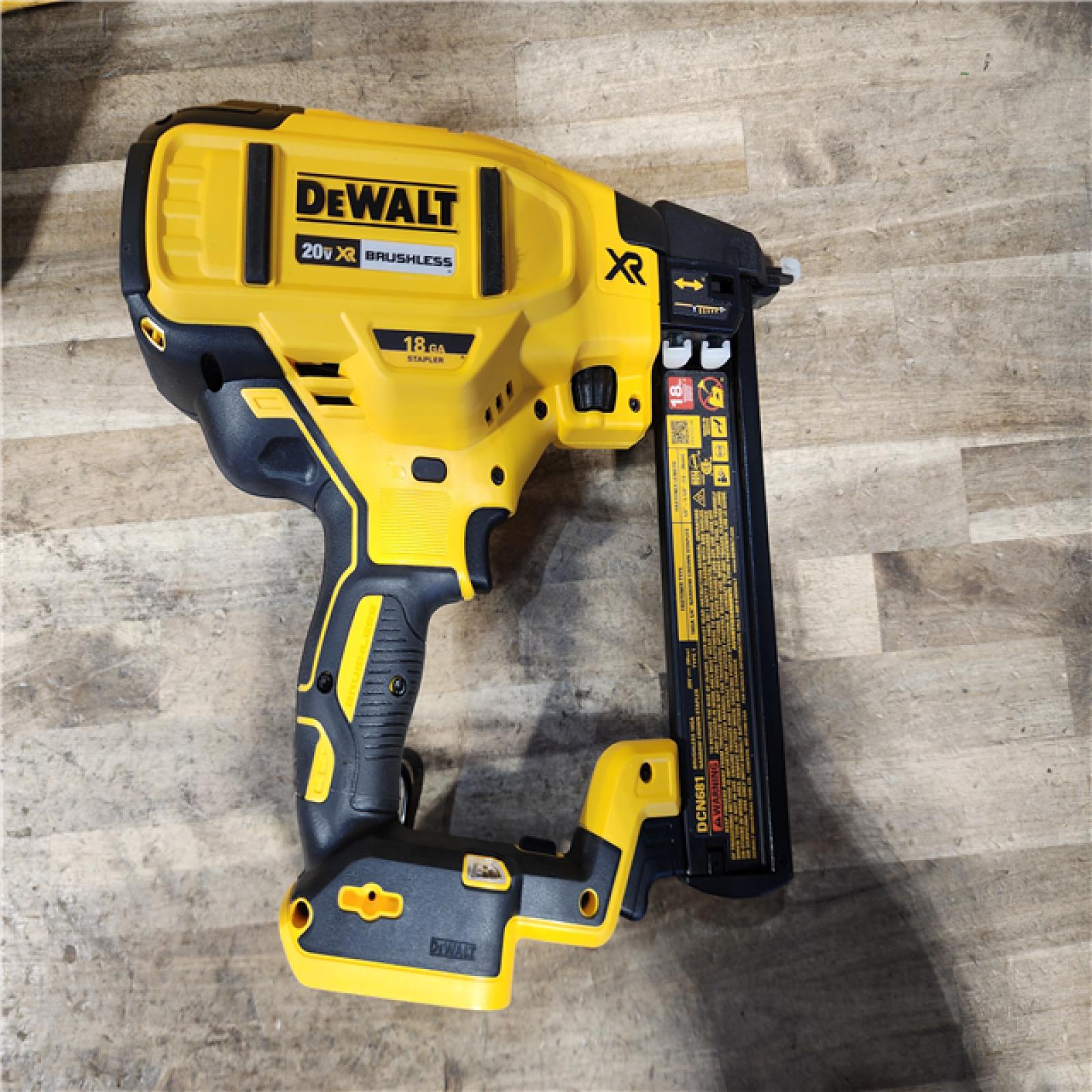 HOUSTON LOCATION - AS-IS DeWALT DCN681D1 20V MAX 18ga Cordless Brushless Narrow Crown Stapler Kit w/ BATTERY & CHARGER