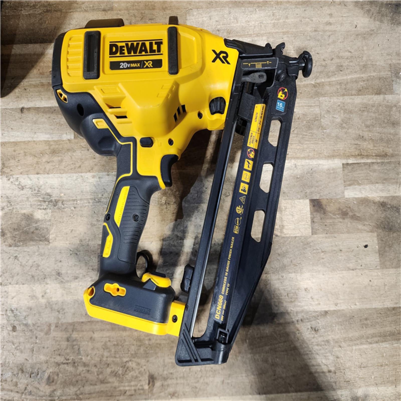 HOUSTON LOCATION - AS-IS DEWALT 20V MAX XR 16-Gauge Electric Cordless Angled Finishing Nailer Kit