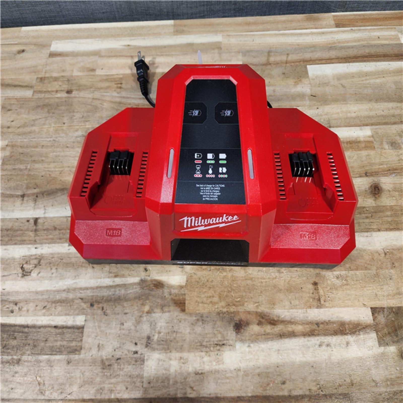 HOUSTON LOCATION - AS-IS Milwaukee M18 18V Dual Bay Simultaneous Super Charger (TOOL ONLY)