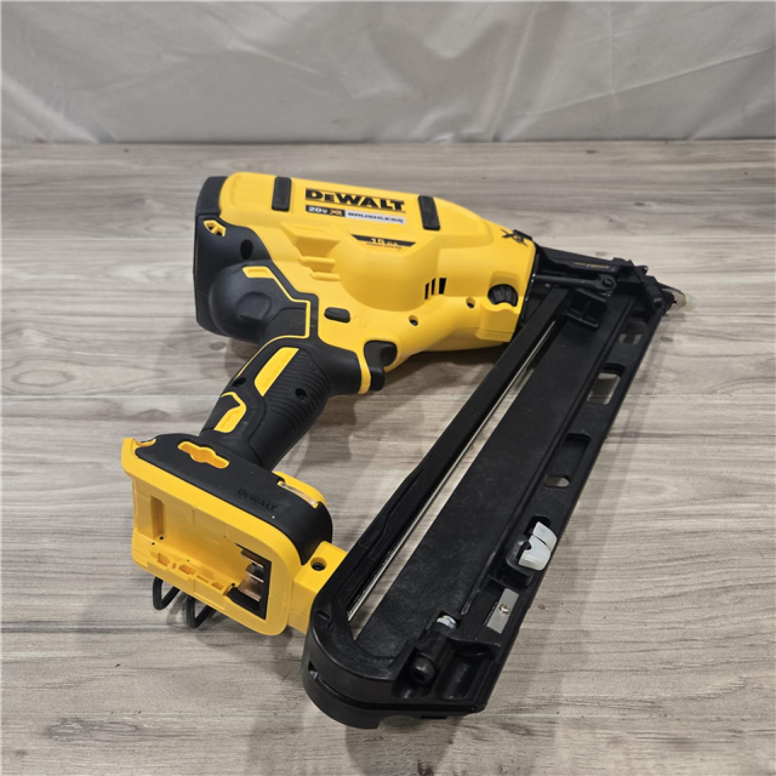 AS-IS DeWalt 15 GA ANGLED FINISH NAILER KIT