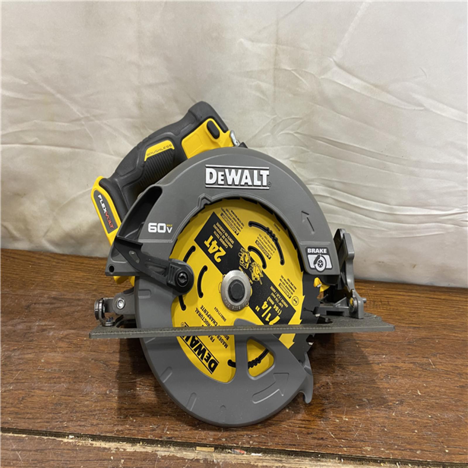 AS-IS DeWALT Flexvolt Max 7-1/4  60V Brushless Circular Saw DCS578B