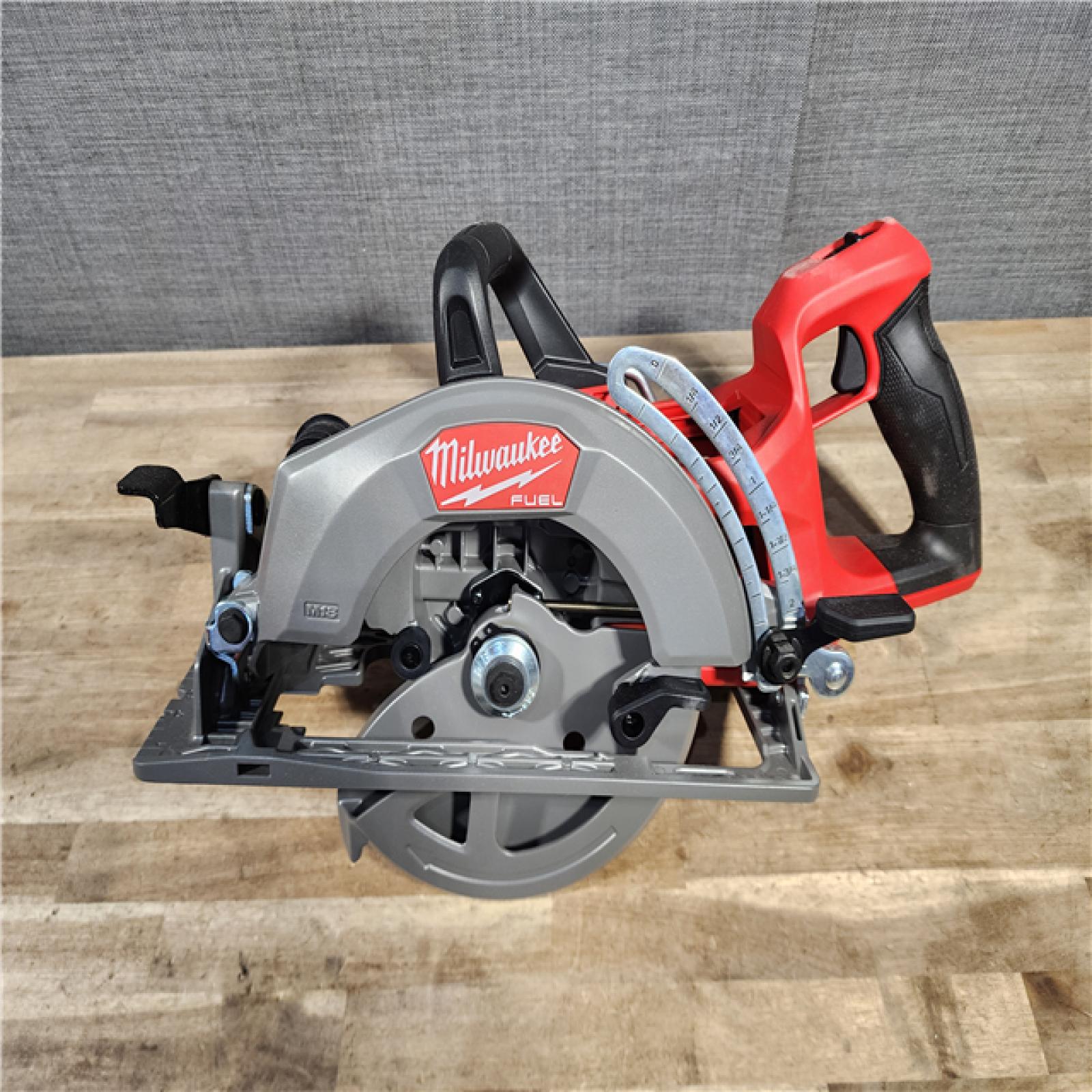 HOUSTON LOCATION - AS-IS MILWAUKEE 7-1/4 REAR HANDLE CIRCULAR SAW (TOOL ONLY)