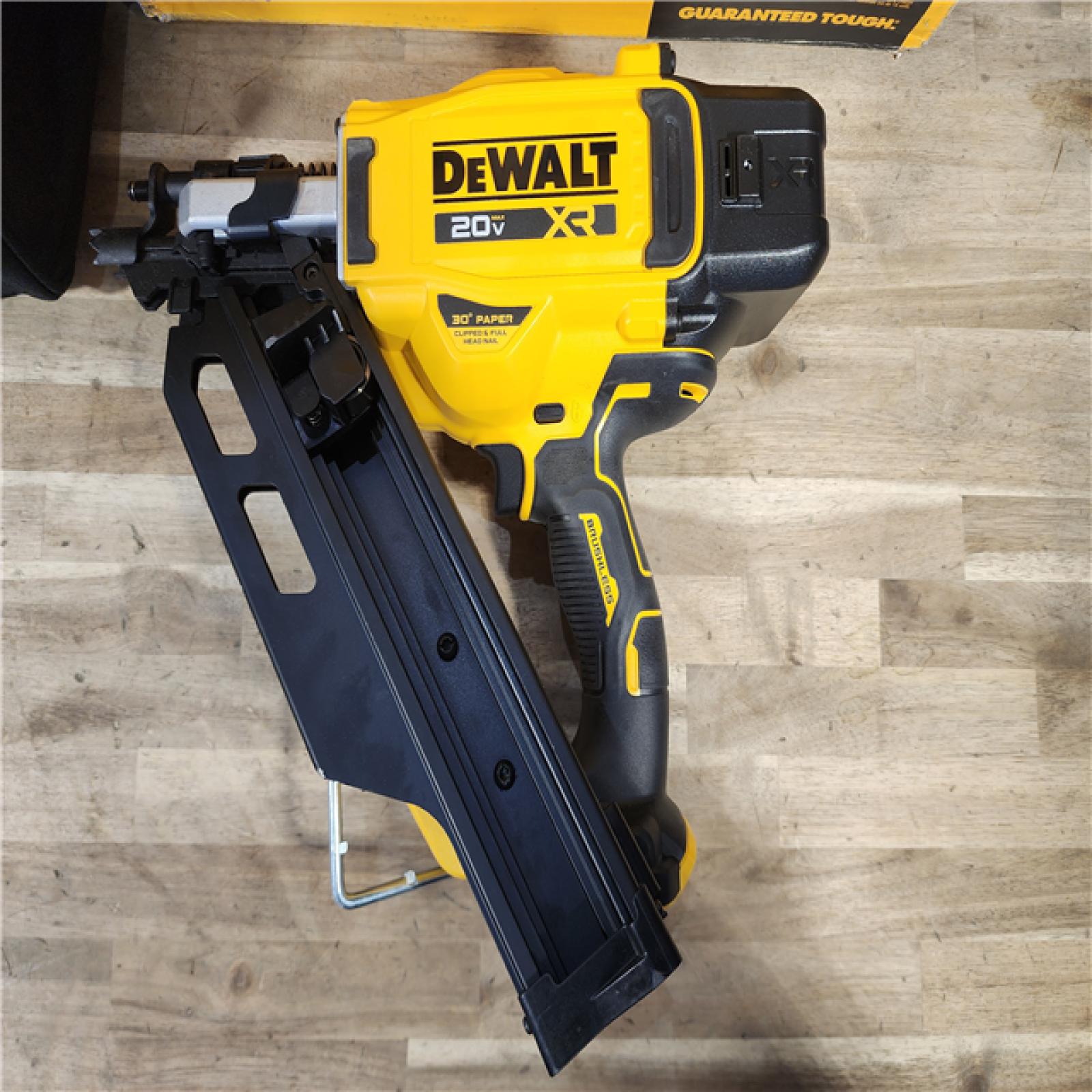 HOUSTON LOCATION - AS-IS DEWALT XR BRUSHLESS CORDLESS 30 DEGREE PAPER COLLATED FRAMING NAILER KIT W/ BATTERY & CHARGER
