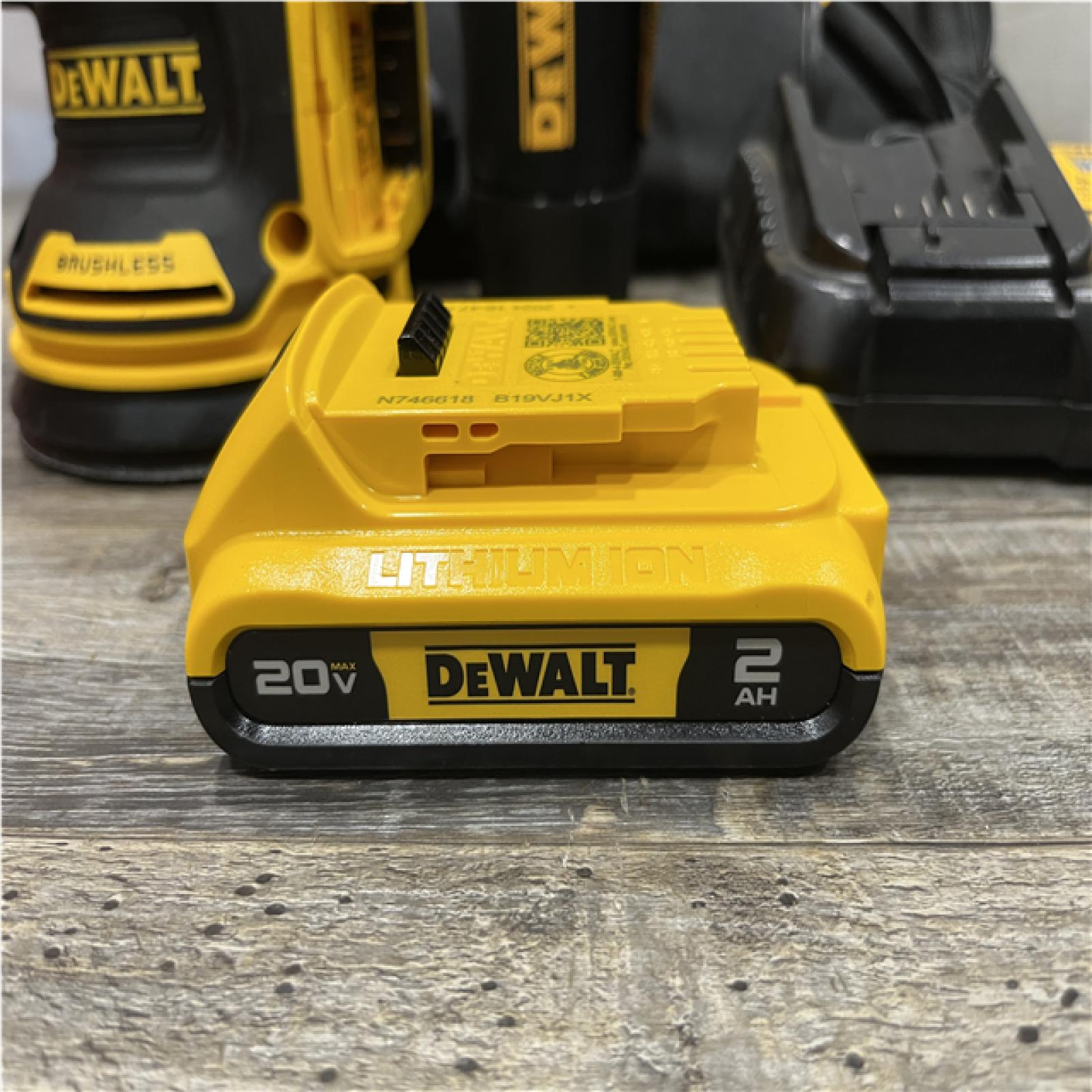 AS-IS DEWALT 20V MAX XR Cordless Brushless 5 in. Random Orbital Sander Kit