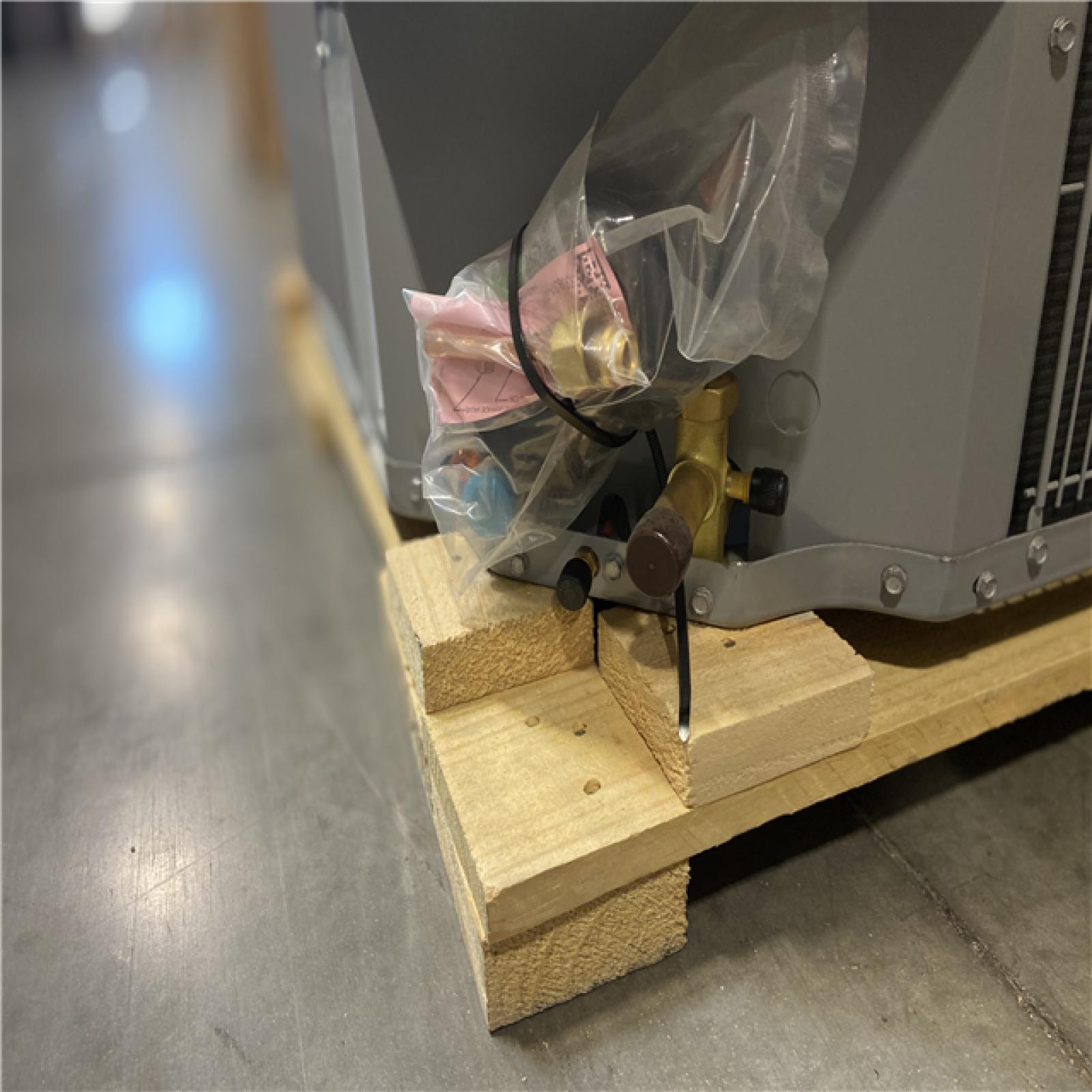 DALLAS LOCATION - Smartcomfort® by Carrier 2.5 Ton 14.3 Seer2 Heat Pump