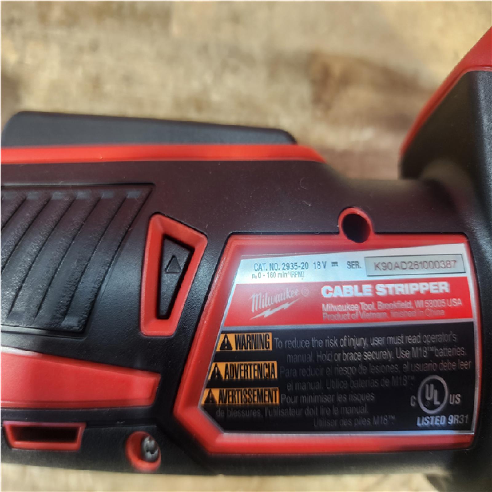 Houston Location AS-IS Milwaukee 2935CU-21S 18V M18 Cable Stripper Kit with 17 Cu THHN / XHHW Bushings 1.5 Ah