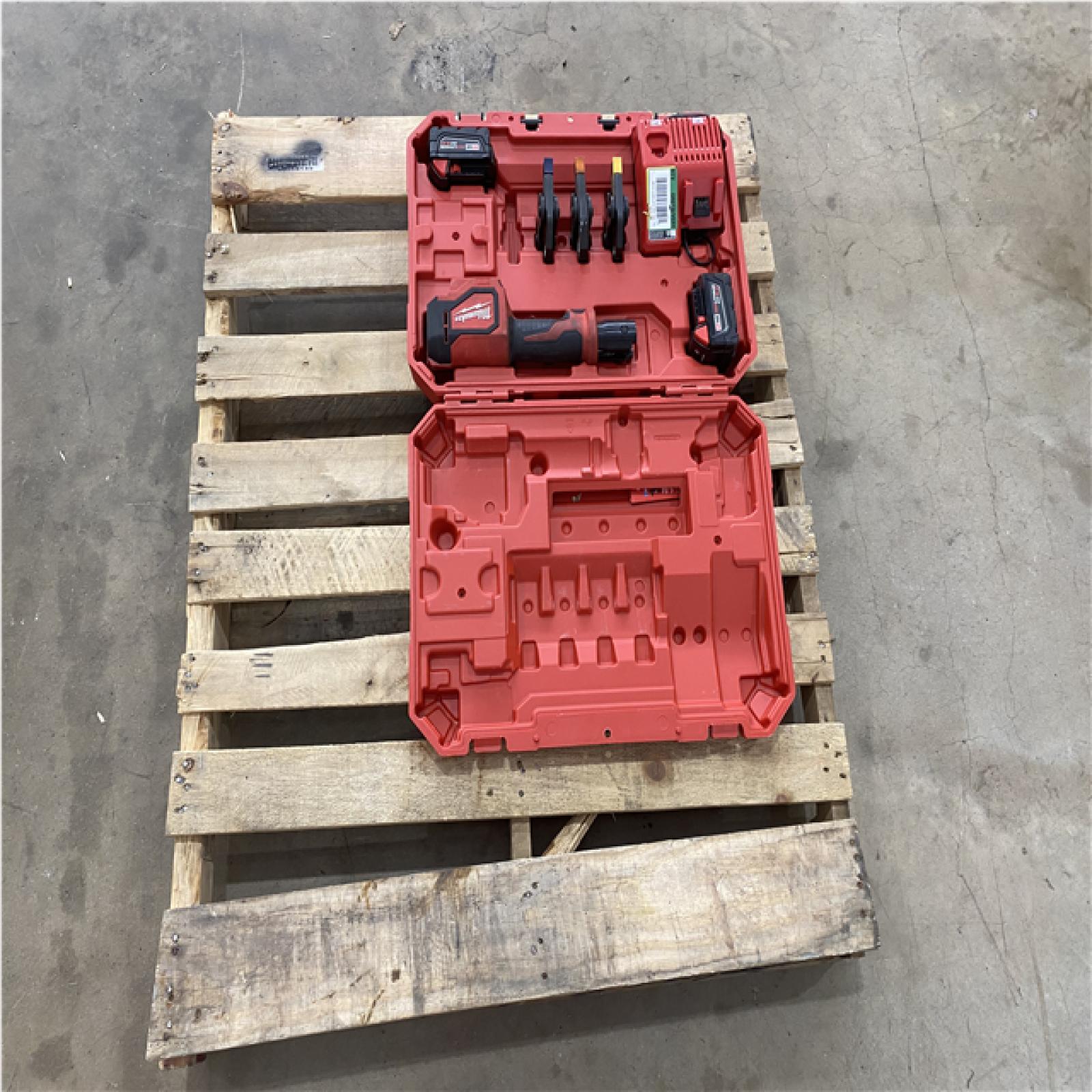Houston Location - AS-IS Tool Pallet MILWAUKEE SHORT THROW PRESS TOOL W/ VIEGA PUREFLOW JAWS