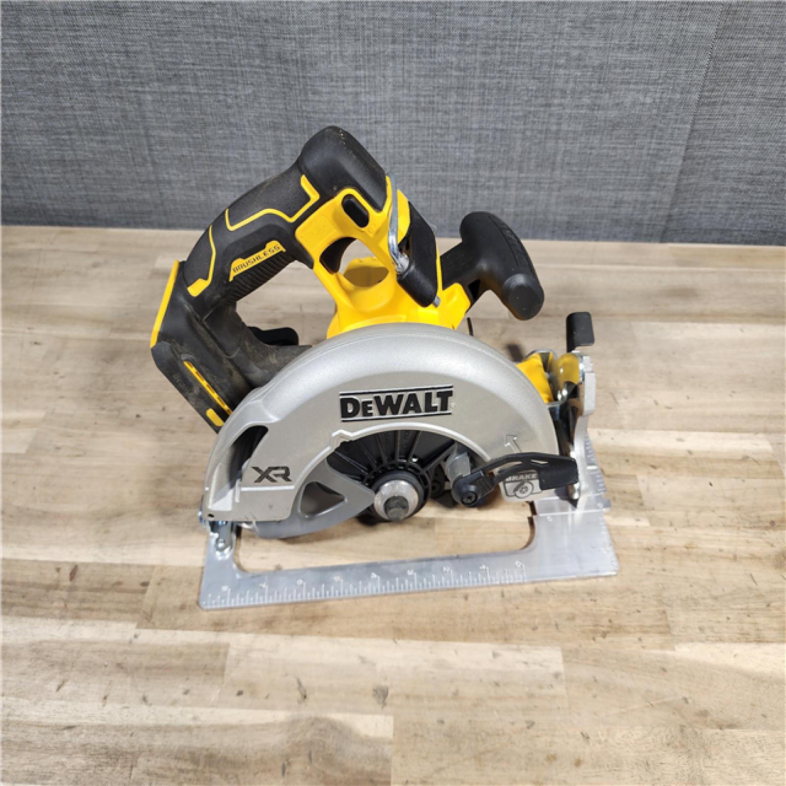 HOUSTON LOCATION - AS-IS DEWALT 20-Volt MAX 7-1/4 in. Cordless Circular Saw (Tool Only)