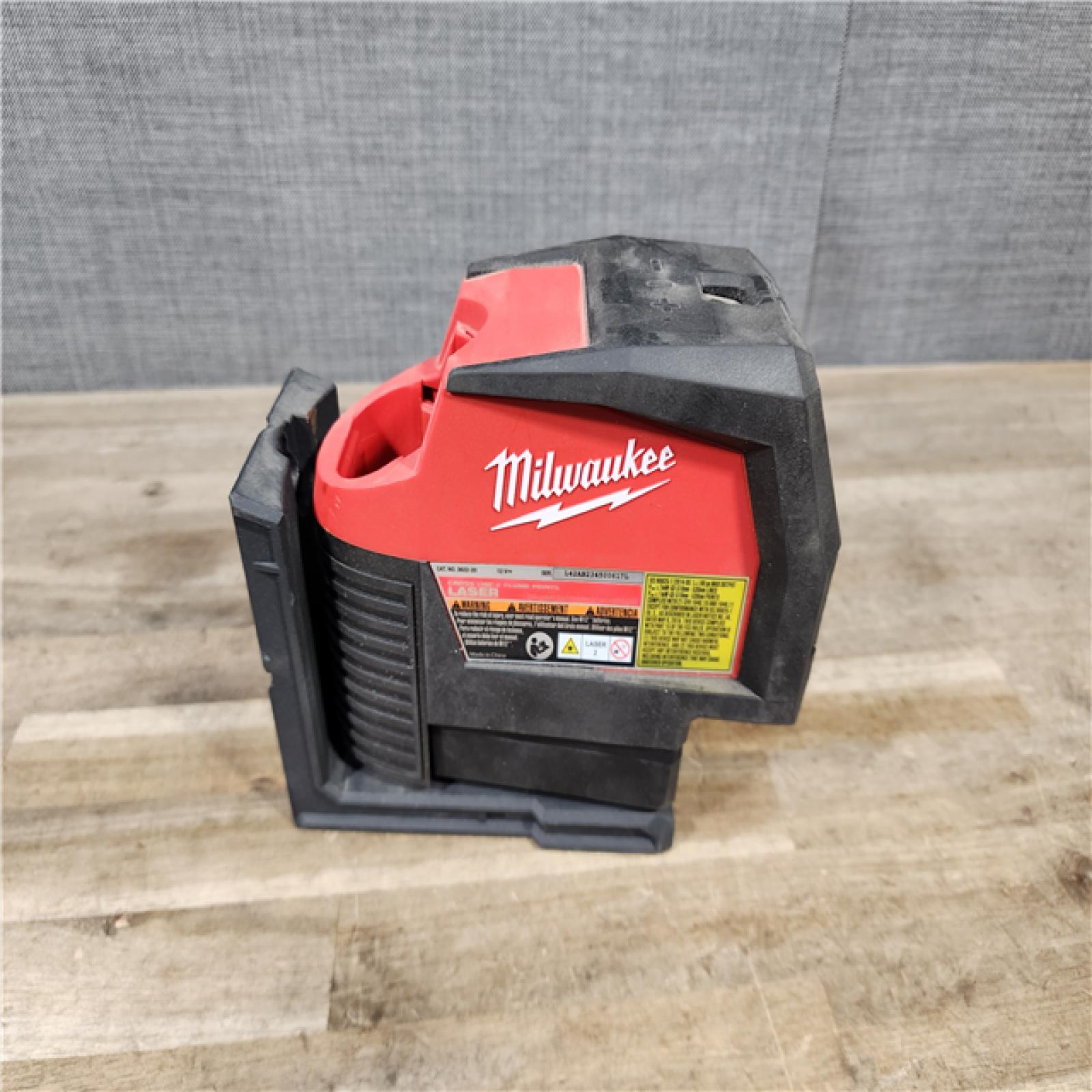 HOUSTON LOCATION - AS-IS Milwaukee Green 125 Ft. Cross Line and Plumb Points Laser Level Kit