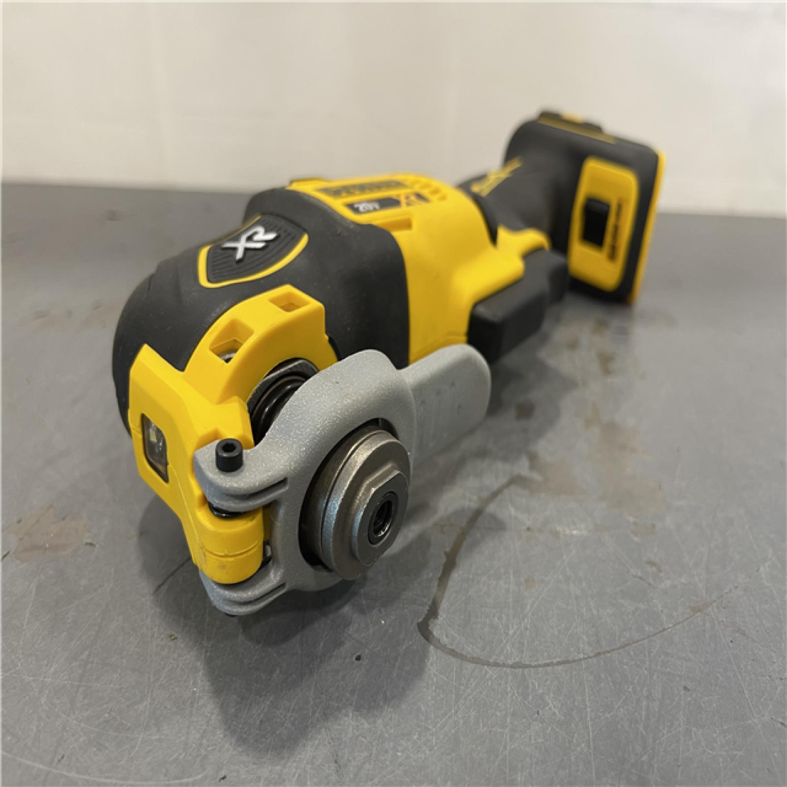 AS-IS - DEWALT 20-Volt MAX XR Cordless 3-speed Brushless Oscillating Multi Tool