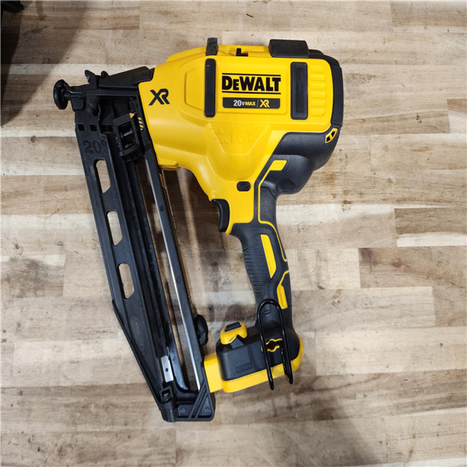 HOUSTON LOCATION - AS-IS DEWALT 20V MAX XR 16-Gauge Electric Cordless Angled Finishing Nailer Kit