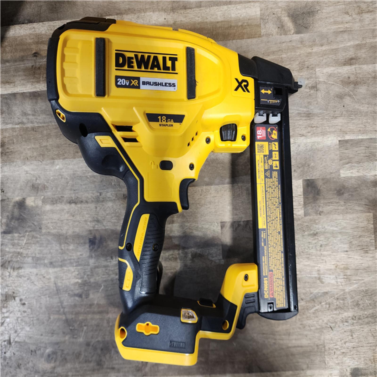 HOUSTON LOCATION - AS-IS DeWALT DCN681D1 20-Volt MAX 18ga Cordless Brushless Narrow Crown Stapler Kit