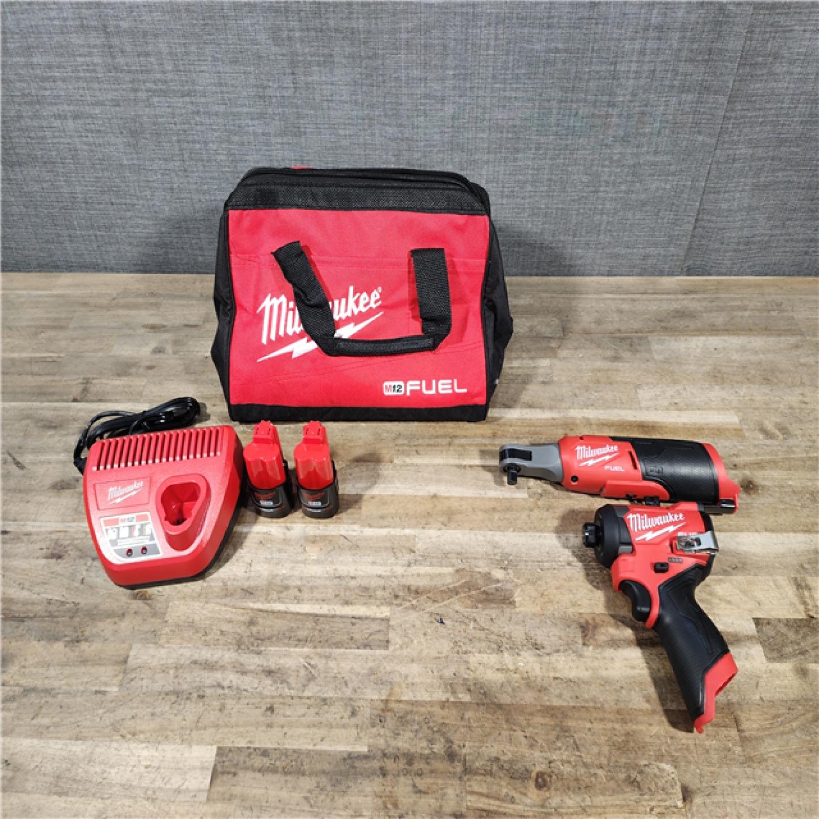 HOUSTON LOCATION - AS-IS MILWAUKEE 2 TOOL COMBO KIT W/ (2) BATTERY & CHARGER