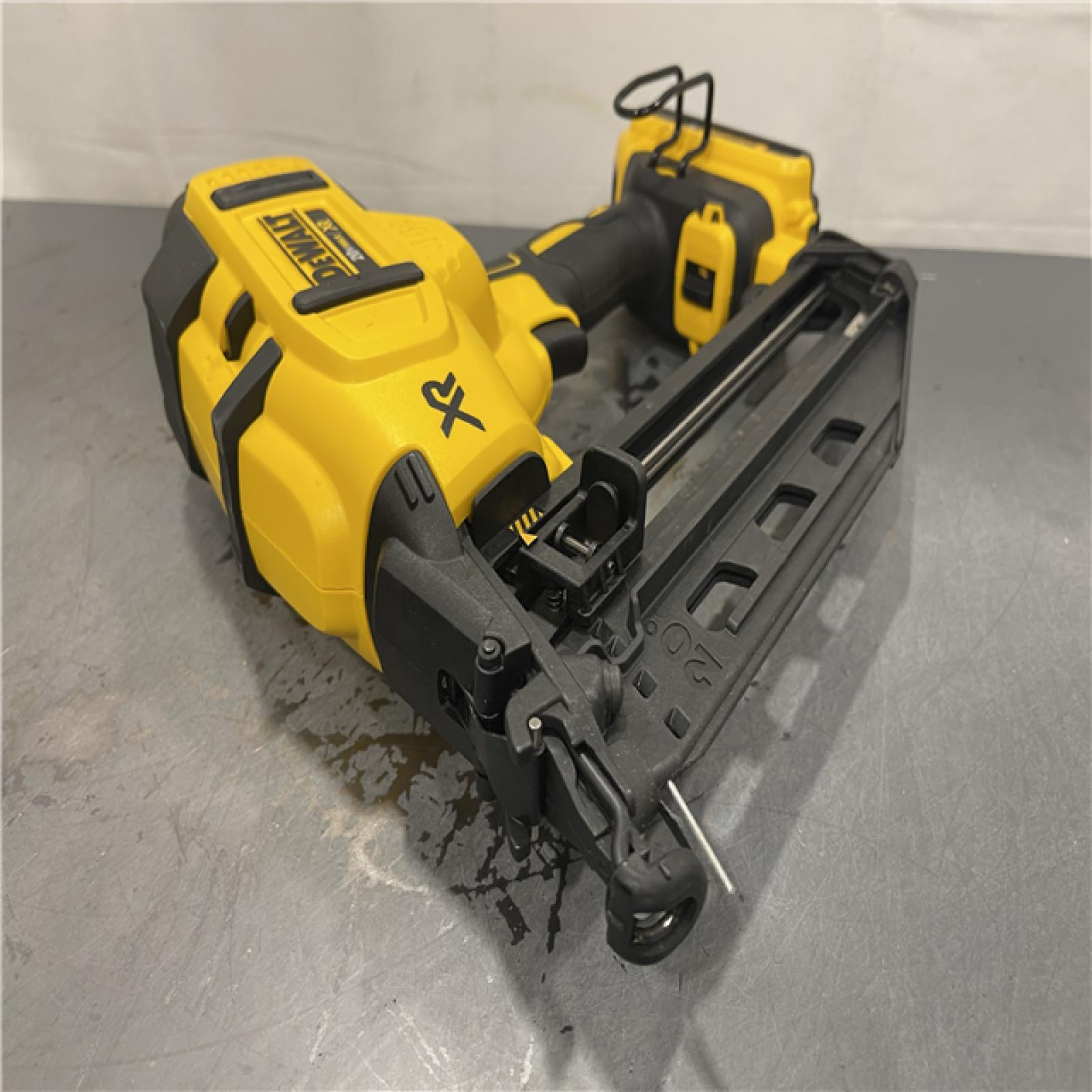 AS-IS - DeWalt 20V MAX XR 16-Gauge Electric Cordless Angled Finishing Nailer Kit