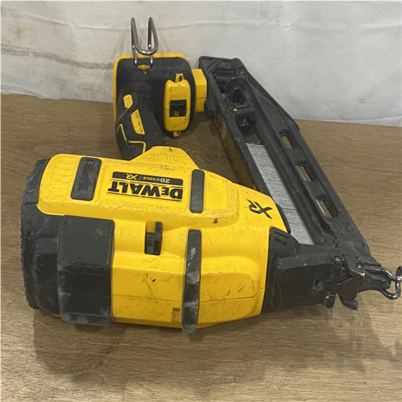 AS-IS DEWALT 20V MAX XR 16-Gauge Electric Cordless Angled Finishing Nailer Kit