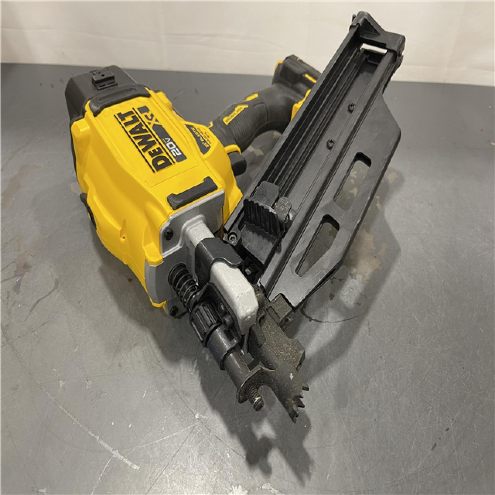 AS-IS - DEWALT 20-Volt 21° Cordless Framing Nailer