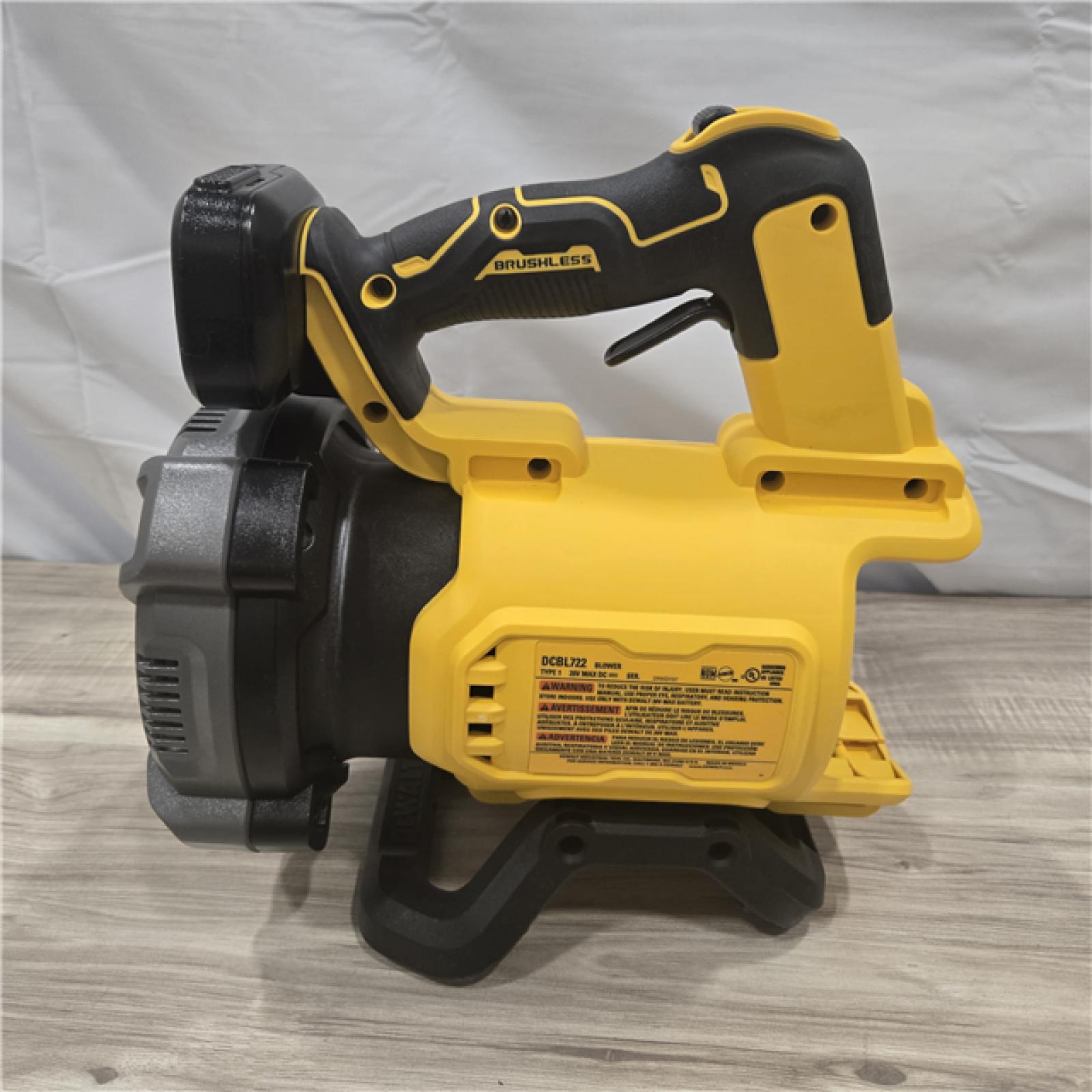 LIKE NEW! - DeWalt Brushless Cordless Handheld Leaf Blower KIT