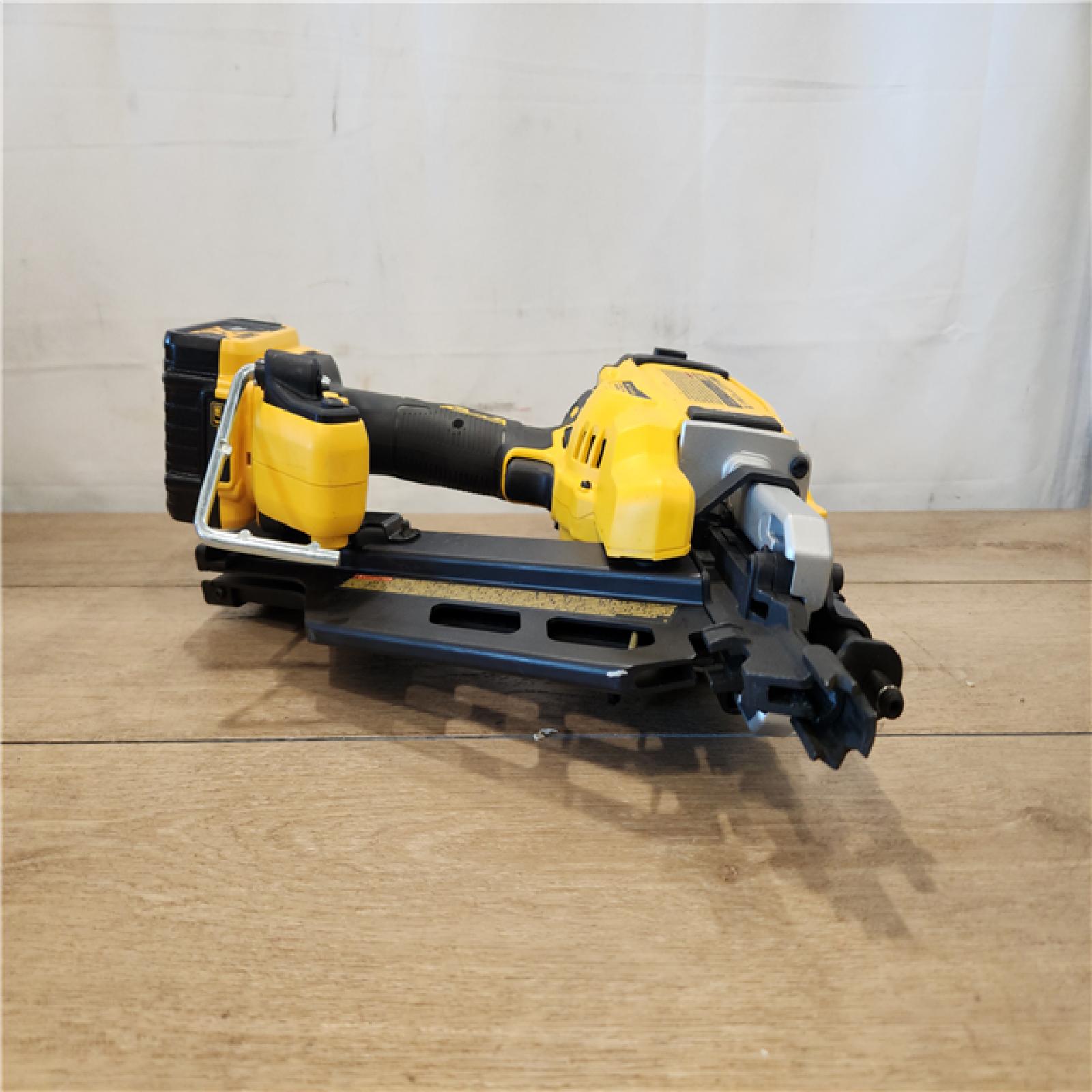 AS-IS- DEWALT 20-Volt 30° Cordless Framing Nailer Kit