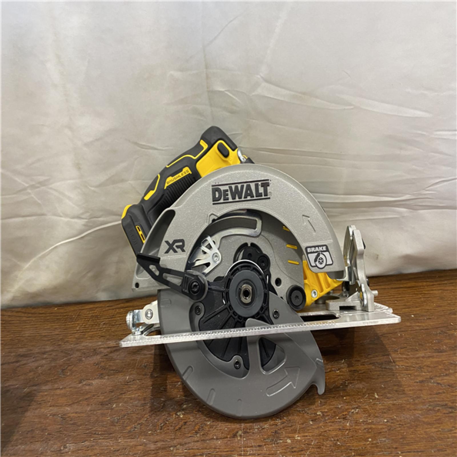 AS-IS DEWALT 20-Volt MAX 7-1/4 in. Cordless Circular Saw (Tool Only)